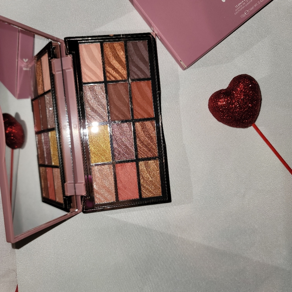 Eyeshadow - Picture 2 of 3